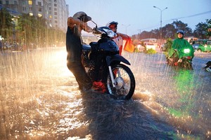 Một số lưu ý đi xe máy khi mưa ngập