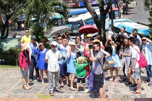 “Cháy tour”, dịch vụ tăng giá gấp 3, khách vẫn ùn ùn đi du lịch