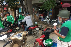 Kiếm khá nhờ “mượn” thương hiệu, xe ôm truyền thống “cố thủ” với nghề