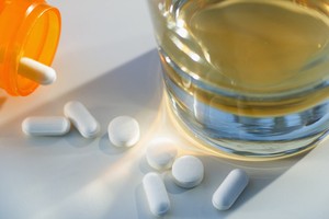 Vì sao không nên uống rượu khi đang dùng kháng sinh?