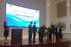 Ông Nguyễn Quang Huy, Chủ tịch Hội đồng Quản trị kiêm Tổng giám đốc gõ chiêng chính thức giao dịch cổ phiếu CVT.