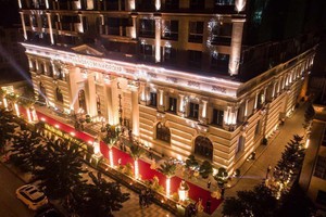 Với ánh sáng trang hoàng, lộng lẫy, D’. Palais Louis hiện hữu như một cung điện kiêu sa trên đại lộ Nguyễn Văn Huyên 
