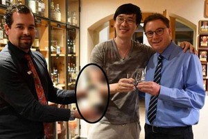 Nhà văn Zhang Wei (đứng giữa) tốn 10.000 USD để mua một ly rượu "dỏm" tại khách sạn Waldhaus am See, Thụy Sĩ. (Nguồn: AFP/ Getty)