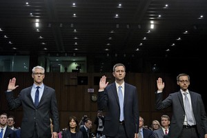 Đại diện Facebook, Twitter và Google tuyên thệ tại một phiên điều trần về chống tội phạm và khủng bố tại Thượng viện Washington D.C. Ảnh: Bloomberg