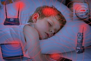 Điện thoại di động truyền tin bằng tín hiệu radio tần số thấp, có thể khiến chúng ta tiếp xúc với bức xạ, đặc biệt khi tải hoặc gửi các file có dung lượng lớn.