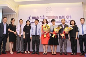 Nhà báo Ngọc Lan (thứ 4 từ phải qua), Báo Đầu tư Chứng khoán - Cơ quan Báo Đầu tư nhận giải Nhì với tác phẩm "Các hãng bảo hiểm nhân thọ tiếp tục đặt cược tại Việt Nam" và Giải “Nhà báo của năm" viết về ngành bảo hiểm nhân thọ.