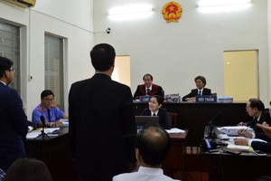 Toàn cảnh 2 bên đương sự chấp nhận hoãn tòa để hòa giải tại phiên tòa ngày 30/11.