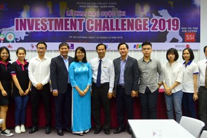 Các đại biểu cùng đại diện Ban tổ chức và các sinh viên dự khai mạc Cuộc thi