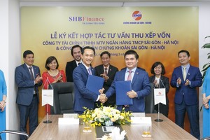 Ông Đinh Quang Huy, Tổng giám đốc SHB Finance và ông Vũ Đức Tiến, Tổng giám đốc SHS trong Lễ ký kết