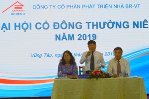 Ông Đoàn Hòa Thuận, Chủ tịch HĐQT (ngồi giữa) và ông Lê Viết Liên đang là Phó tổng giám đốc, sẽ nhận chức Tổng giám đốc Hodeco vào tháng 5 tới.