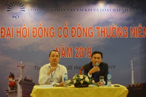 Ông Võ Ngọc Phụng, Tổng giám đốc PCT (áo đen)