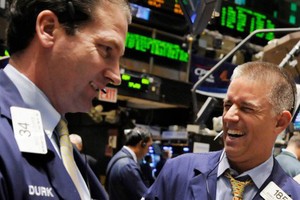 Khối ngoại bán ròng mạnh gần 1.000 tỷ đồng trong tuần giao dịch khởi sắc