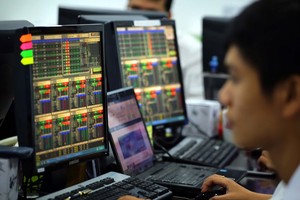 Vi phạm công bố thông tin, 3 cá nhân bị phạt gần 100 triệu đồng