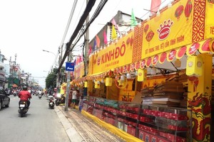 Nhiều điểm bán bánh Trung thu tại TPHCM vẫn tiếp tục bán bánh. Ảnh: Đại Việt