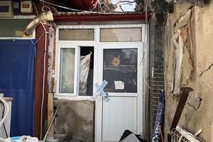 Phía ngoài căn nhà siêu nhỏ vừa được bán với giá 1,28 triệu nhân dân tệ. Ảnh:SCMP