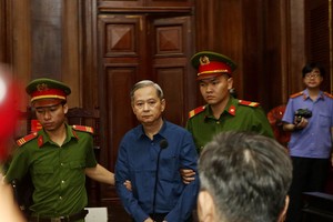 Những hình ảnh trong ngày đầu xét xử cựu Phó chủ tịch UBND TP.HCM Nguyễn Hữu Tín