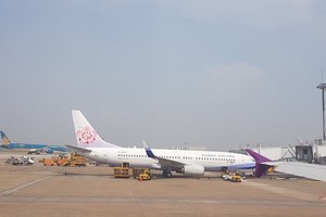 Hành khách trên các chuyến bay quá cảnh tại Trung Quốc sẽ được giám sát, cách ly, theo dõi sức khỏe trong 14 ngày