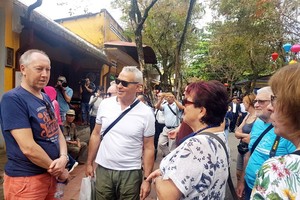 Khách châu Âu đến tham quan Hội An ngày 22/2