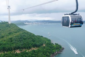 Vài năm trở lại đây, nhiều tập đoàn lớn đầu tư nhiều dự án du lịch, nghỉ dưỡng ở Phú Quốc nên giúp hòn đảo này trở thành một điểm đến lí tưởng cho du khách trong và ngoài nước