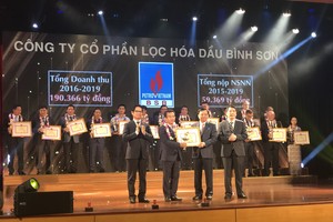 Ông Nguyễn Việt Thắng - Phó tổng giám đốc BSR, thay mặt lãnh đạo BSR nhận bằng khen của Bộ Tài chính