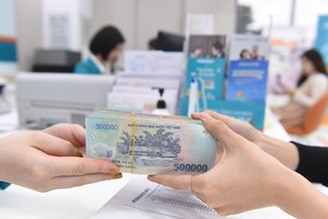 Lãi suất tiếp tục giảm, tiền nhàn rỗi vẫn chảy mạnh vào ngân hàng