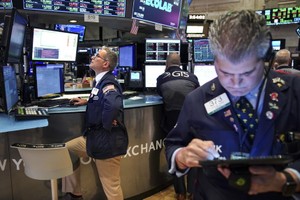 Giao dịch chứng khoán khối ngoại ngày 23/10: Vẫn bán ròng hàng trăm tỷ đồng trong phiên tăng vọt