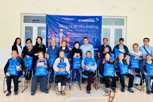 Những phần quà Eximbank tỉ mỉ chuẩn bị cho bệnh nhân tại trại phong Ba Sao.