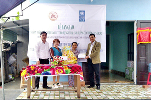 UNDP bàn giao nhà an toàn trước Tết Nguyên đán cho người dân.