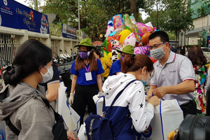 Đại diện VietCredit trao tặng những phần quà Tết cho thanh niên, công nhân lên xe về quê