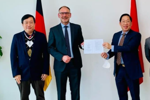 Tham tán Thương mại Việt Nam tại Đức - ông Bùi Vương Anh, ông Carsten Hasbach - Giám đốc Quan hệ Chính phủ của Siemens Energy và ông Nguyễn Thanh Hùng - Phó chủ tịch HĐQT Bamboo Capital (từ phải sang trái)