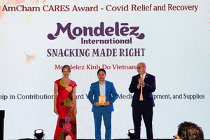 Ông Bùi Khánh Nguyên, Giám Đốc Truyền Thông và Đối Ngoại Mondelez Kinh Đô nhận giải thưởng do Quyền Tổng Lãnh sự Lãnh sự quán Hoa Kỳ tại Thành phố Hồ Chí Minh (ngoài cùng bên phải), Ông Robert Greenan và Giám đốc Điều hành AmCham Việt Nam, Bà Mary Tarnowka, trao tặng