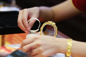 Giá vàng hôm nay ngày 15/2: Giá vàng tăng vọt, vượt mốc 63 triệu đồng/lượng