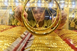 Giá vàng hôm nay ngày 25/2: Giá vàng trong nước đắt hơn thế giới gần 13 triệu đồng/lượng