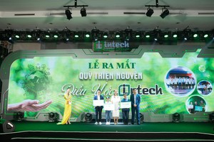 Chủ tịch Intech Group Hoàng Hữu Thắng trao học bổng cho các học sinh tại sự kiện ra mắt Quỹ thiện nguyện Điều ước Intech.