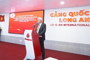 Ông Christopher Phillip Ullett phát biểu tại lễ bổ nhiệm