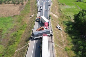 Hiện trường vụ tai nạn giao thông trên cao tốc Cam Lộ - La Sơn khu vực TP Huế hôm 18/2/2024.