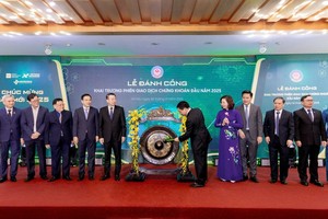 Bộ trưởng Bộ Tài Chính Nguyễn Văn Thắng thực hiện đánh cồng khai trương phiên giao dịch đầu năm 2025