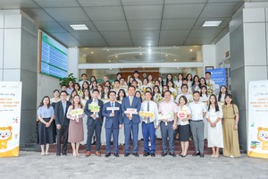 Khoảnh khắc đáng nhớ của đại diện KBSV, lãnh đạo ĐHQGHN và 40 sinh viên xuất sắc được vinh danh trong lễ trao học bổng "Ươm Tạo Nhà Khoa Học Trẻ" 2024 – 2025