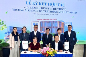 Đại diện Công ty Cổ phần Bất động sản Seaholdings ký kết hợp tác chiến lược với đại diện Trường Mầm non Đa trí thông minh TOMATO