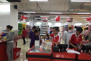 Siêu thị Auchan Golden Vinaconex mới khai trương đã thu hút sự quan tâm của nhiều khách hàng. Ảnh H.M