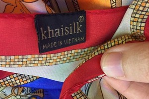 Khaisilk vướng lùm xùm bán khăn made in China