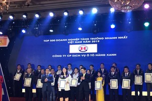 Bà Nguyễn Thị Ngọc Bích – Phó Tổng Giám Đốc Công ty CP Dịch vụ Ô tô Hàng Xanh lên nhận giải thưởng