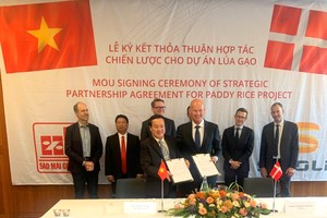 Ông Lê Thanh Thuấn, Chủ tịch Tập đoàn Sao Mai và ông Lasse Hansen, Tổng Giám đốc SKIOLD kí kết hợp tác 