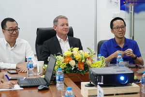 Ông Craig Schmeizer (ở giữa) cùng hai nhà sáng lập Vua Nệm