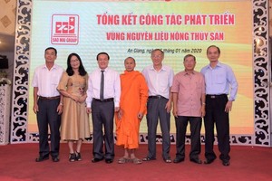 Lãnh đạo Tập đoàn Sao Mai cùng các hộ nuôi cá tra, hộ trồng mì tại hội nghị