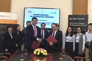 Lãnh đạo TIBCO Software và Học viện Ngân hàng ký kết thỏa thuận hợp tác.