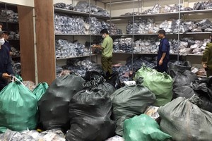 Kho giày dép khủng giả nhãn hiệu Dior, Chanel, Gucci, Burberry, Adidas, LV, Zara, Hermes bị phát hiện ở Hà Nội