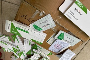 29 hộp Test thử nhanh COVID-19 nhãn “Testsealabs COVID-19 Antigen Test Cassetle" không rõ nguồn gốc bị thu giữ.