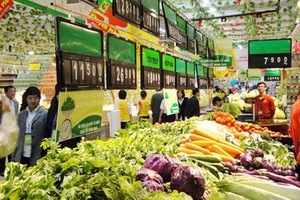 Dù nhiều chợ đầu mối bị phong toả, một số siêu thị nhập hàng đơn vị có F0, Hà Nội vẫn đảm bảo đủ nguồn cung ứng hàng thiết yếu