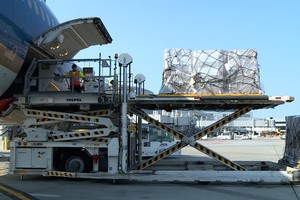 Chuyến bay đầu tiên của hàng không Việt Nam vận chuyển hàng y tế từ Mỹ về nước 